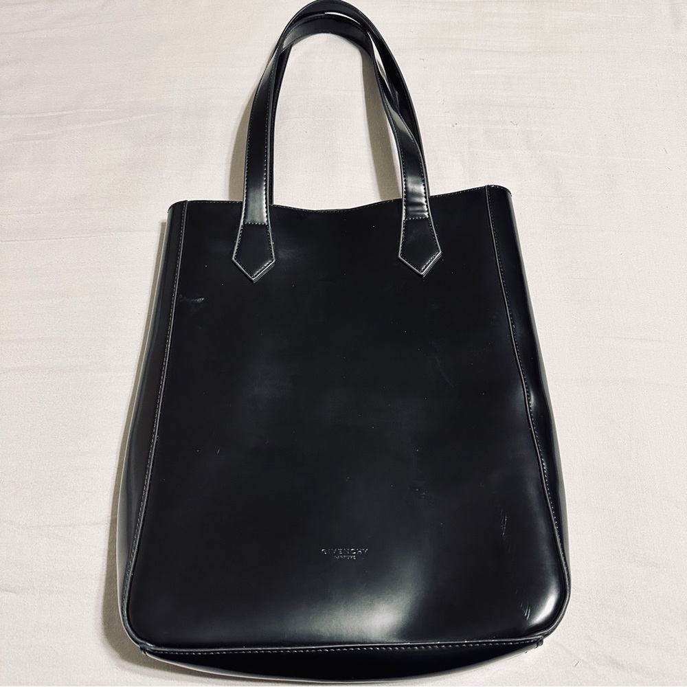 Givenchy Parfum Open Top Polished
Polyurethane Tote Bag Black